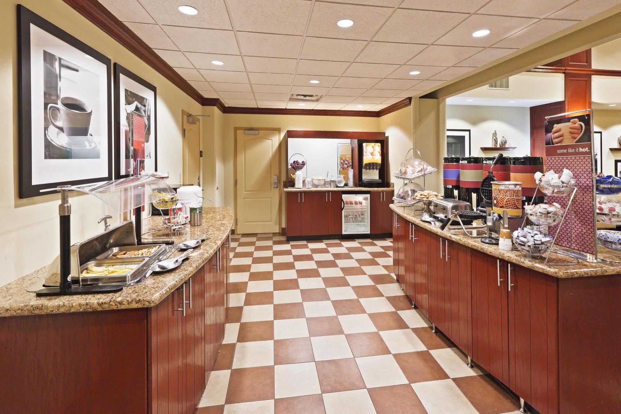Hampton Inn & Suites Owasso Restaurant photo